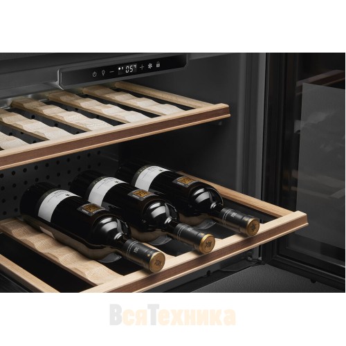 Встраиваемый холодильный шкаф для вина Smeg CVI121B3
