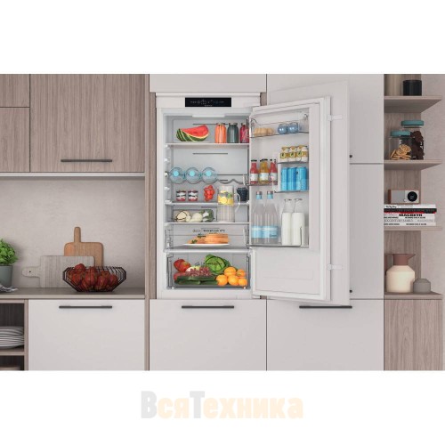 Холодильник Indesit INC18 T332