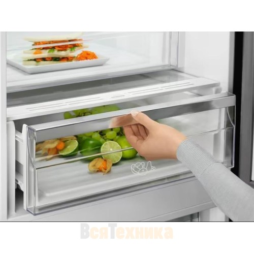 Холодильник Electrolux LNC7ME32W2